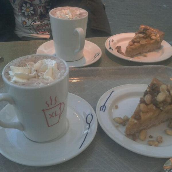 Photo taken at HEMA by Flavia H. on 2/1/2012