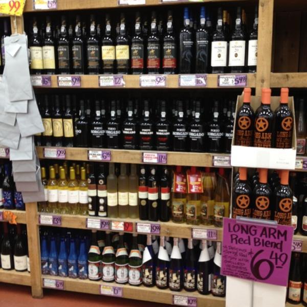 Photo taken at Trader Joe's by Daina P. on 6/7/2012-佐治亚州亚特兰大梦露博士东北931(在第八街东北) Photo taken at Trader Joe's by Daina P. on 6/7/2012