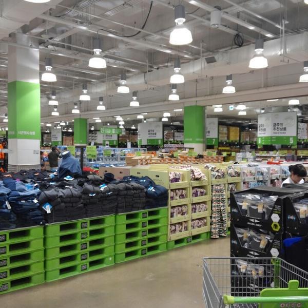 Photo taken at 이마트 트레이더스 (e-mart Traders) by k.m. K. on 10/3/2013-釜山广域市釜山镇区81易买得超市 Photo taken at 이마트 트레이더스 (e-mart Traders) by k.m. K. on 10/3/2013