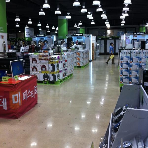 Photo taken at 이마트 트레이더스 (e-mart Traders) by energizer on 5/10/2012-釜山广域市釜山镇区81易买得超市 Photo taken at 이마트 트레이더스 (e-mart Traders) by energizer on 5/10/2012