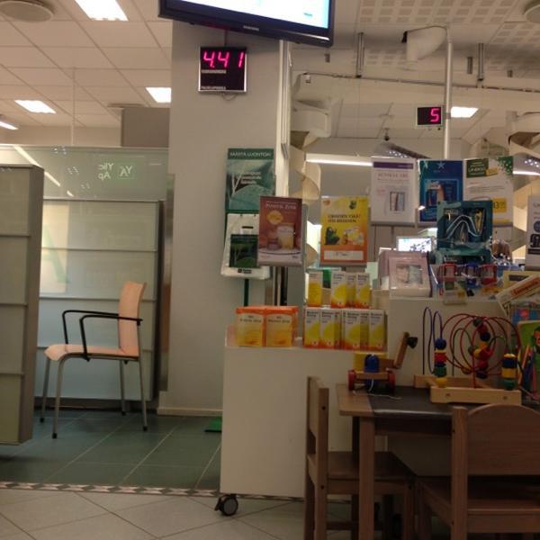 Photo taken at Yliopiston Apteekki by Matti W. on 11/26/2012-新地区赫尔辛基马内海姆96 Photo taken at Yliopiston Apteekki by Matti W. on 11/26/2012