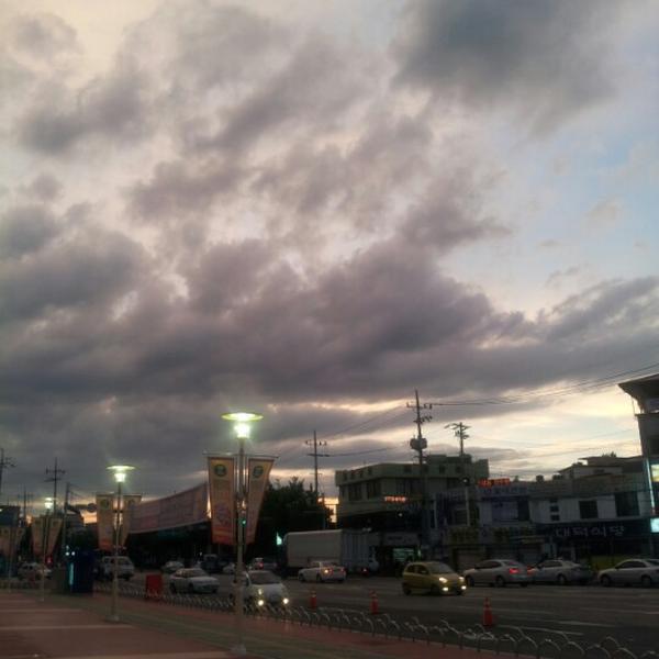 Photo taken at 홈플러스 / Home Plus by Candice L. on 7/30/2012