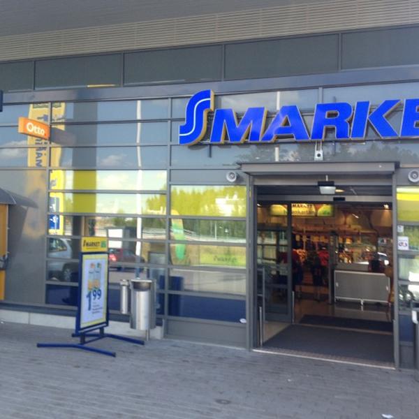 Photo taken at S-market by Mikko T. on 8/18/2012-新地区埃斯波桔湾庄园路33 Photo taken at S-market by Mikko T. on 8/18/2012