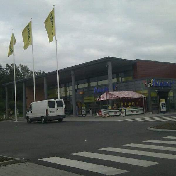 Photo taken at S-market by Miki R. on 7/24/2012-新地区埃斯波桔湾庄园路33 Photo taken at S-market by Miki R. on 7/24/2012
