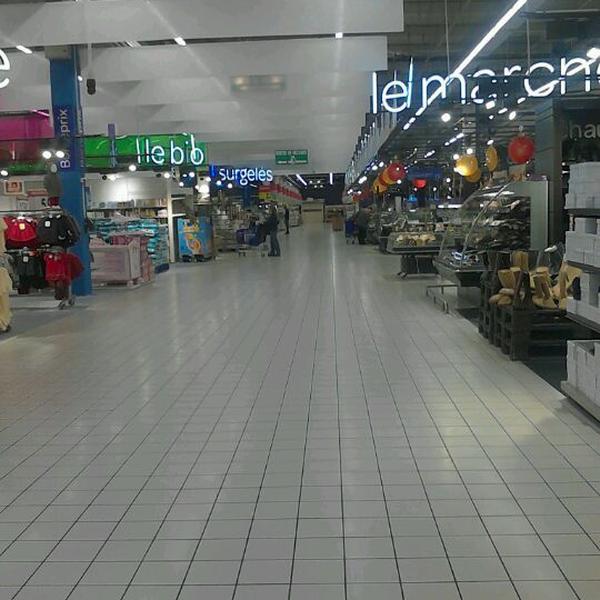 Photo taken at Carrefour by Claire & Adrien on 11/24/2011-法国诺尔省尼斯迪格尼路 Photo taken at Carrefour by Claire & Adrien on 11/24/2011