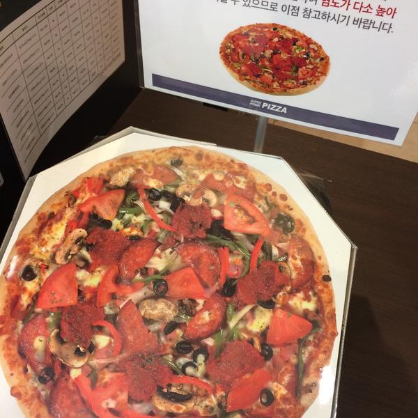 Photo taken at 이마트 (E-Mart) by Dave C. on 2/7/2015-京畿道城南盆塘区134易买得超市 Photo taken at 이마트 (E-Mart) by Dave C. on 2/7/2015