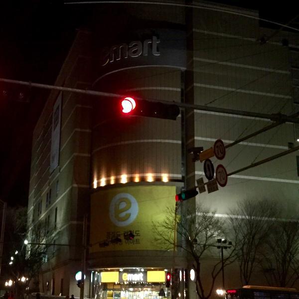 Photo taken at 이마트 (E-Mart) by Jean P. on 2/27/2015-京畿道城南盆塘区134易买得超市 Photo taken at 이마트 (E-Mart) by Jean P. on 2/27/2015