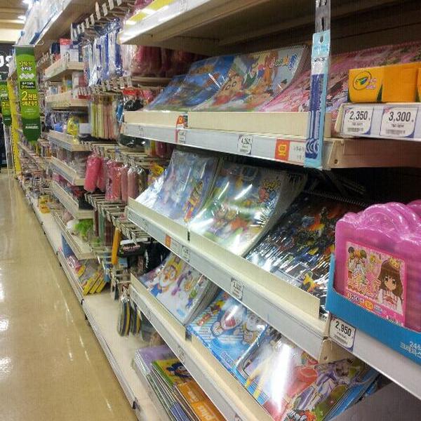 Photo taken at 홈플러스 (Home plus) by misaguro on 3/7/2012-首尔市九老区京仁路661号(新道林店) Photo taken at 홈플러스 (Home plus) by misaguro on 3/7/2012