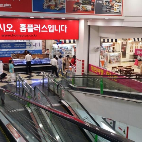 Photo taken at 홈플러스 (Home plus) by Anna C. on 9/27/2014-首尔市九老区京仁路661号(新道林店) Photo taken at 홈플러스 (Home plus) by Anna C. on 9/27/2014