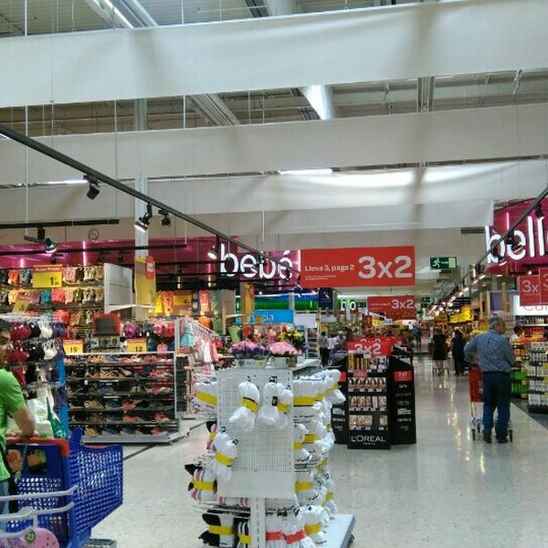 Photo taken at Carrefour Alfafar by Sergio G. on 5/9/2015-西班牙巴伦西亚阿尔法法尔拉阿布费拉大道 Photo taken at Carrefour Alfafar by Sergio G. on 5/9/2015