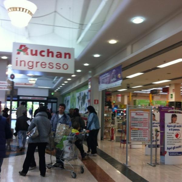 Photo taken at Auchan Casal Bertone by Nat *. on 4/21/2012-意大利拉齐奥罗马阿尔贝托波利奥大街50 Photo taken at Auchan Casal Bertone by Nat *. on 4/21/2012