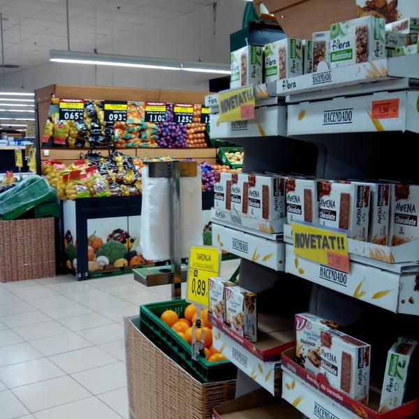 Photo taken at Mercadona by Oscar Alex F. on 4/8/2014