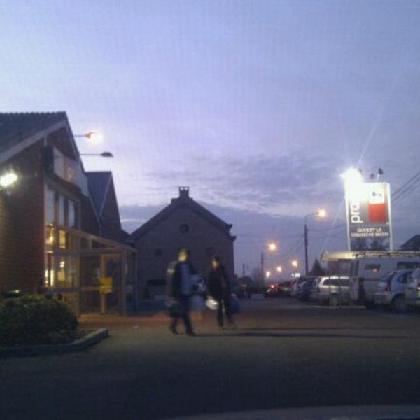 Photo taken at Proxy Delhaize by Jurgen on 11/22/2011