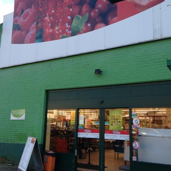 Photo taken at Smatch by Yvonne S. on 12/11/2012