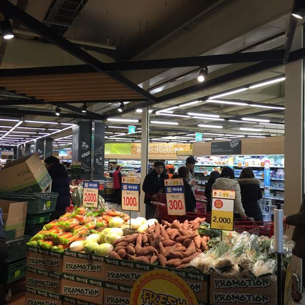 Photo taken at 홈플러스 (Home plus) by hellosamyoo on 2/15/2015-京畿道城南市盆唐区925号 Photo taken at 홈플러스 (Home plus) by hellosamyoo on 2/15/2015