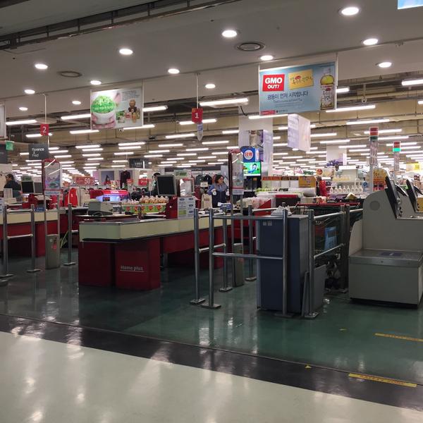 Photo taken at 홈플러스 (Home plus) by NamChul S. on 12/30/2014-京畿道城南市盆唐区925号 Photo taken at 홈플러스 (Home plus) by NamChul S. on 12/30/2014