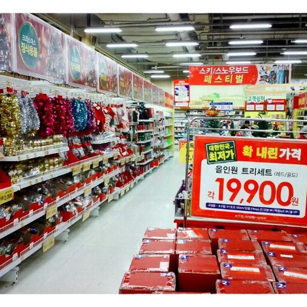 Photo taken at 홈플러스 / Home Plus by Marukii [SU2] on 12/5/2012