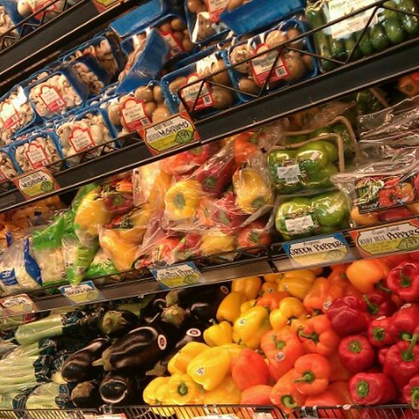 Photo taken at Trader Joe's by Leslie -弗吉尼亚州格伦 - 阿伦褐砂石大道11331 Photo taken at Trader Joe's by Leslie