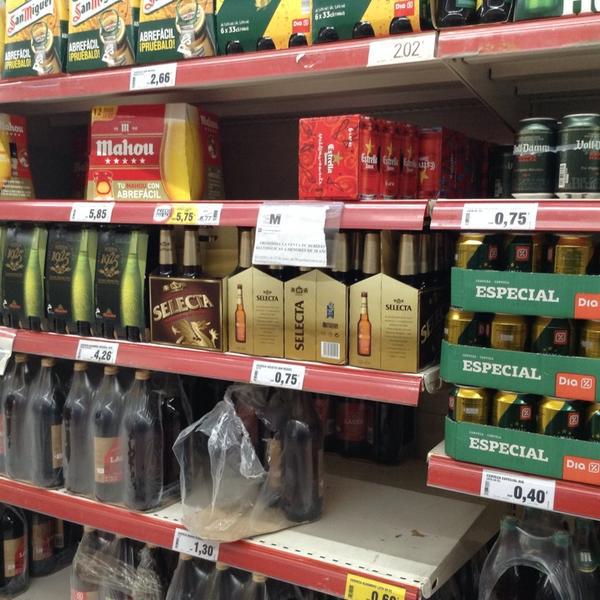 Photo taken at DIA % by Hugo O. on 3/28/2014