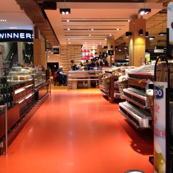 Photo taken at Loblaws by Ayngelina B. on 6/20/2012