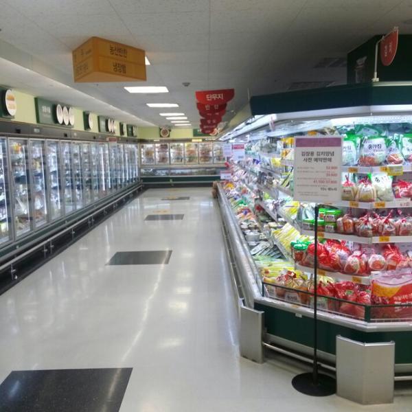 Photo taken at 이마트 (e-mart) by Harrison C. on 11/3/2013-首尔特别市恩平区217易买得超市 Photo taken at 이마트 (e-mart) by Harrison C. on 11/3/2013