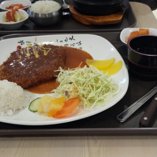 Photo taken at 이마트 (e-mart) by Alice H. on 2/7/2014-首尔特别市恩平区217易买得超市 Photo taken at 이마트 (e-mart) by Alice H. on 2/7/2014