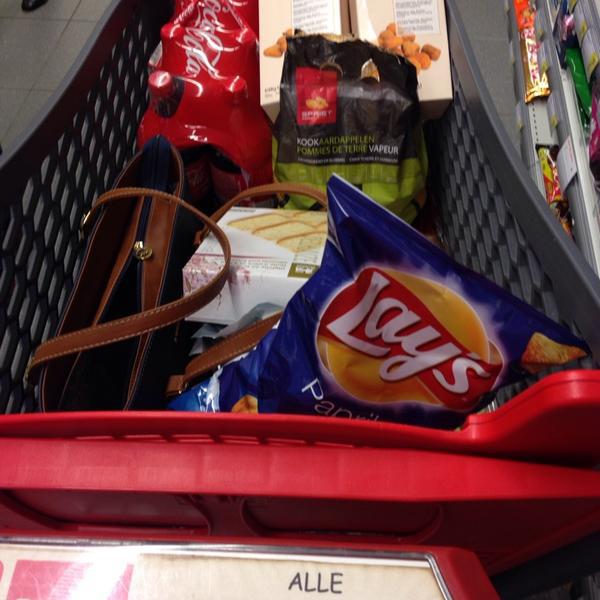 Photo taken at Proxy Delhaize by Aglaya