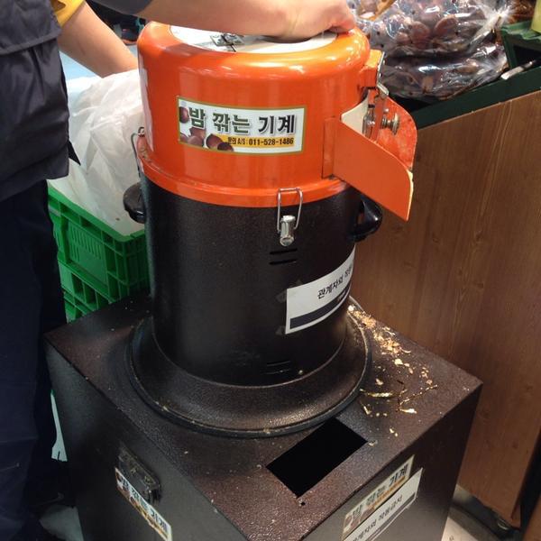 Photo taken at 이마트 (E-Mart) by hyunbae77 on 11/9/2013