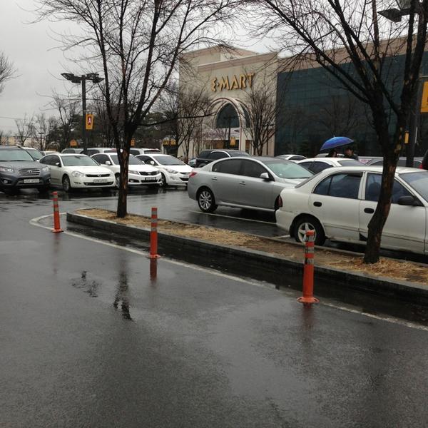 Photo taken at 이마트 (E-Mart) by Tamera C. on 1/22/2013-庆尚北道浦项北区188易买得超市 Photo taken at 이마트 (E-Mart) by Tamera C. on 1/22/2013