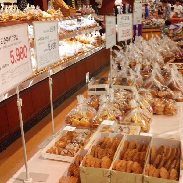 Photo taken at 이마트 (E-Mart) by Marcus K. on 7/21/2013-庆尚北道浦项北区188易买得超市 Photo taken at 이마트 (E-Mart) by Marcus K. on 7/21/2013