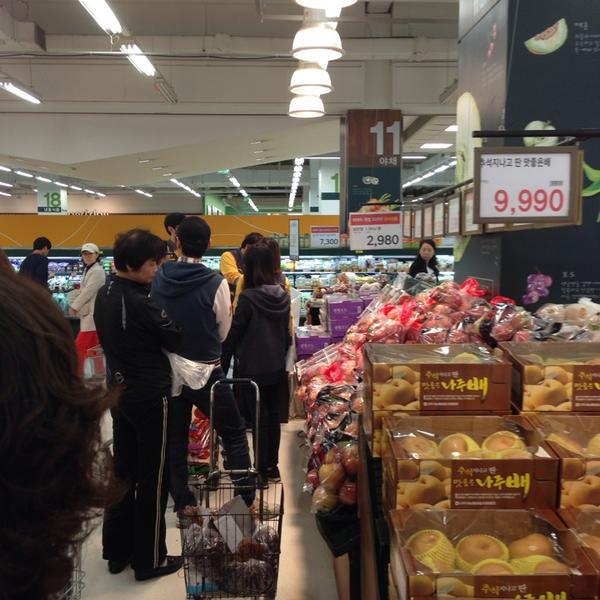 Photo taken at 이마트 (E-Mart) by hyunbae77 on 11/9/2013-庆尚北道浦项北区188易买得超市 Photo taken at 이마트 (E-Mart) by hyunbae77 on 11/9/2013