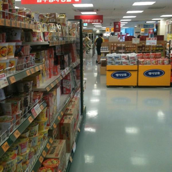 Photo taken at 이마트 (e-mart) by Sunny K. on 8/15/2012-首尔特别市恩平区217易买得超市 Photo taken at 이마트 (e-mart) by Sunny K. on 8/15/2012