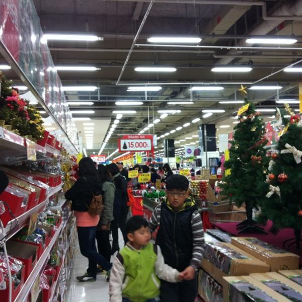 Photo taken at 홈플러스 / Home Plus by Wonho E. on 11/20/2011-庆尚南道金海市2078 Photo taken at 홈플러스 / Home Plus by Wonho E. on 11/20/2011