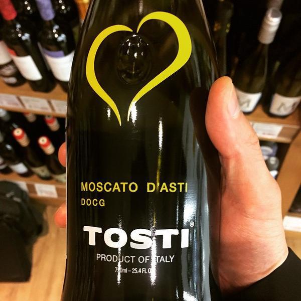 Photo taken at 이마트 (emart) by SungHwan K. on 4/1/2015-首尔特别市数码路32-43易买得超市 Photo taken at 이마트 (emart) by SungHwan K. on 4/1/2015