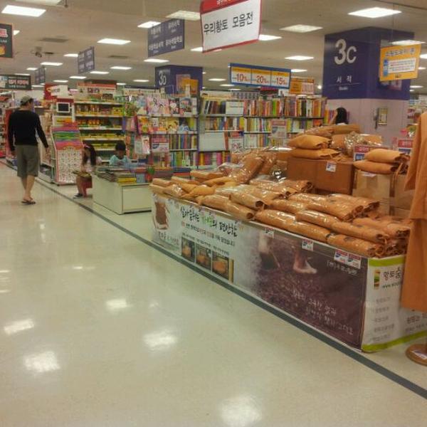 Photo taken at 이마트 (emart) by Simon Y. on 9/10/2011