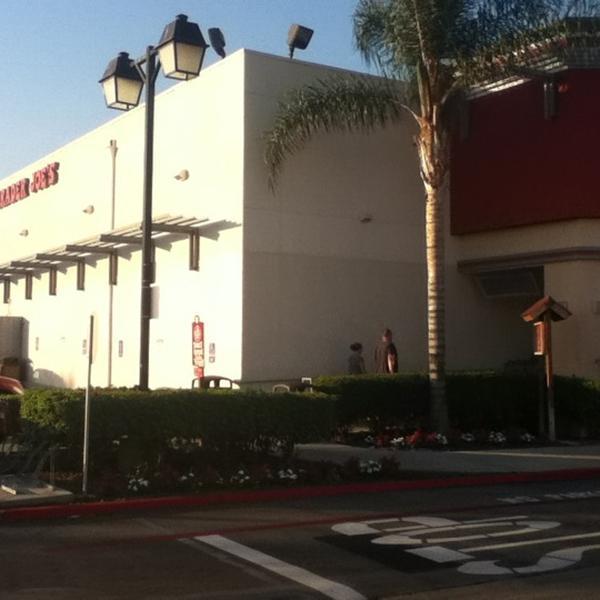 Photo taken at Trader Joe's by 茵美 卢. on 8/30/2012-美国加利福尼亚州帕萨迪纳罗斯米德大道北467 Photo taken at Trader Joe's by 茵美 卢. on 8/30/2012