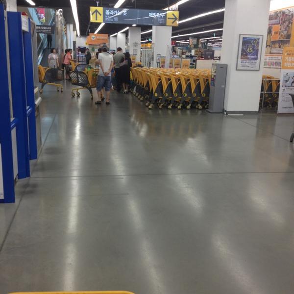 Photo taken at 이마트 (e-mart) by Justinus K. on 8/4/2013