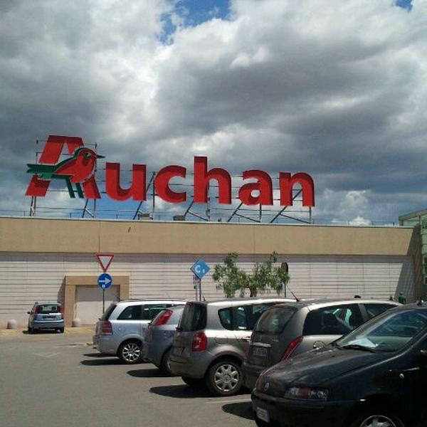 Photo taken at Auchan by Simona L. on 5/22/2012-意大利普利亚梅萨涅阿皮亚7号国道10公里处 Photo taken at Auchan by Simona L. on 5/22/2012
