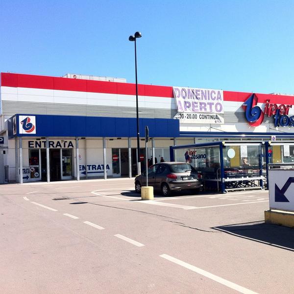 Photo taken at Iper Tosano by Gemo F. on 4/3/2015-意大利威尼托科尔内多维琴蒂诺安东尼皮加费塔路42 Photo taken at Iper Tosano by Gemo F. on 4/3/2015