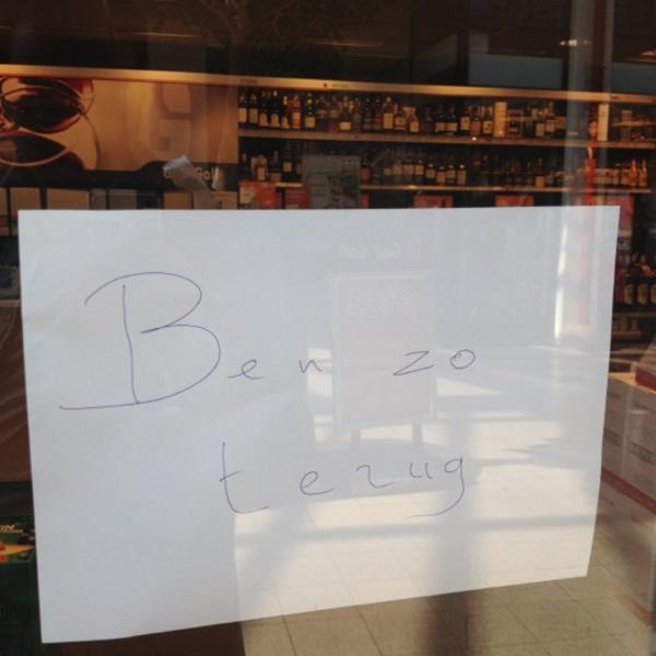 Photo taken at Gall & Gall by Fred H. on 5/24/2012