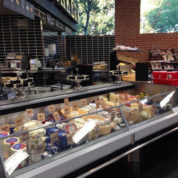 Photo taken at Woolworths by Andrew G. on 11/13/2013-新南威尔士州2042厄斯金威尔(厄斯金威尔路央广高里街)21-23 Photo taken at Woolworths by Andrew G. on 11/13/2013