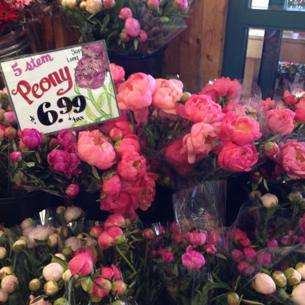 Photo taken at Trader Joe's by Candace M. on 6/1/2014-美国加利福尼亚州托拉克拉雷斯街3555 Photo taken at Trader Joe's by Candace M. on 6/1/2014