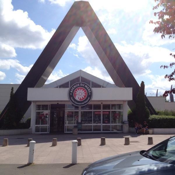 Photo taken at Auchan by Damien J. on 8/21/2012-法国卢瓦尔沙佩勒圣奥班萨卡特卡斯州僧侣磨坊 Photo taken at Auchan by Damien J. on 8/21/2012