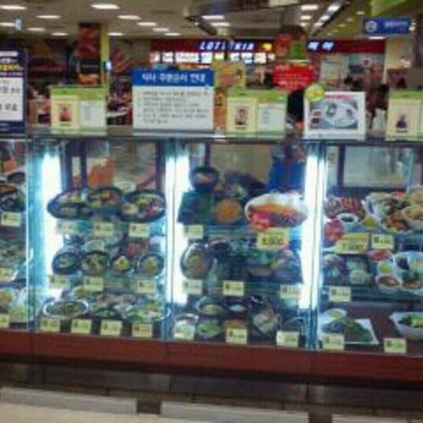 Photo taken at 홈플러스 / Home Plus by YoungHoon K. on 7/3/2012