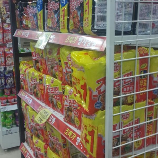 Photo taken at 홈플러스 익스프레스 / Home Plus Express by Yongseok G. on 1/19/2015