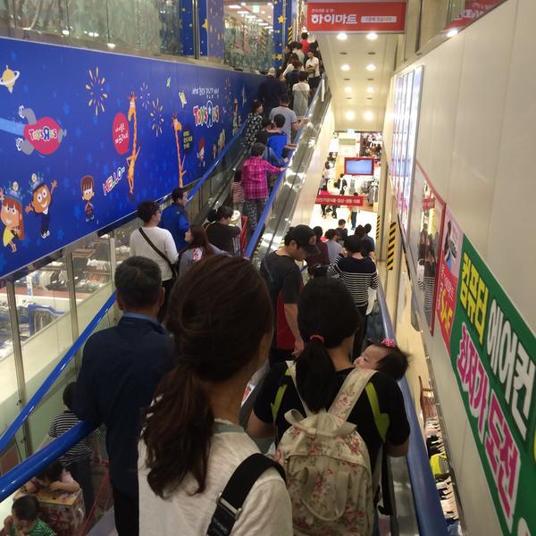 Photo taken at 롯데마트 (LOTTE Mart) by Kim J. on 5/5/2015