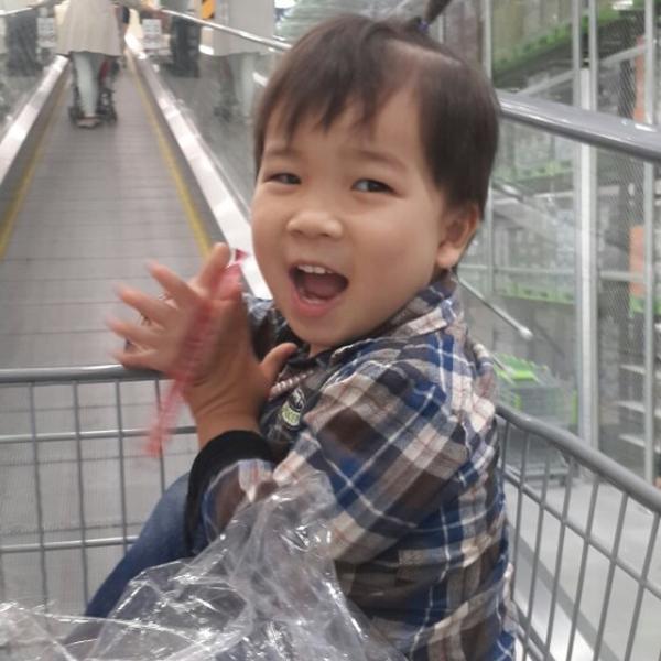 Photo taken at 이마트 트레이더스 (E-MART TRADERS) by Rae J. on 10/9/2014-京畿道水原市灵通区三星2易买得超市 Photo taken at 이마트 트레이더스 (E-MART TRADERS) by Rae J. on 10/9/2014