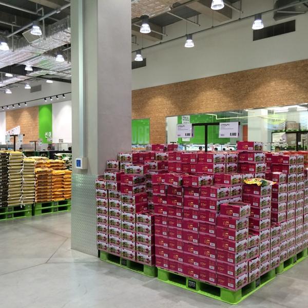 Photo taken at 이마트 트레이더스 (E-MART TRADERS) by eAsTiN S. on 10/2/2014-京畿道水原市灵通区三星2易买得超市 Photo taken at 이마트 트레이더스 (E-MART TRADERS) by eAsTiN S. on 10/2/2014