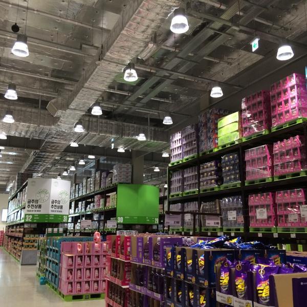 Photo taken at 이마트 트레이더스 (E-MART TRADERS) by eAsTiN S. on 11/24/2014