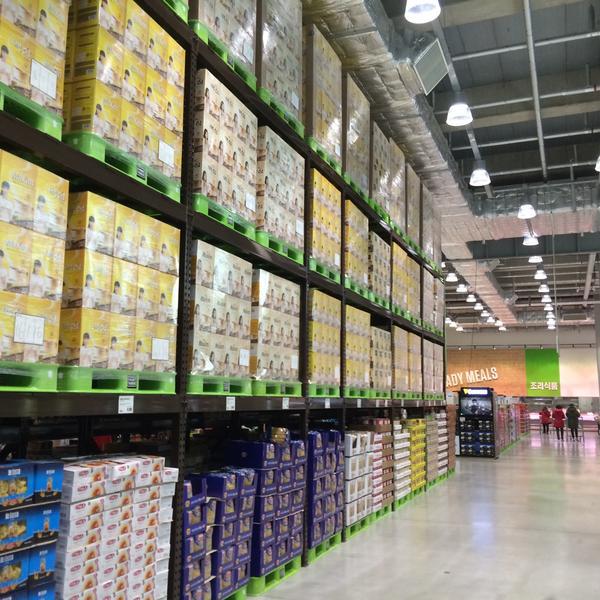 Photo taken at 이마트 트레이더스 (E-MART TRADERS) by eAsTiN S. on 12/17/2014